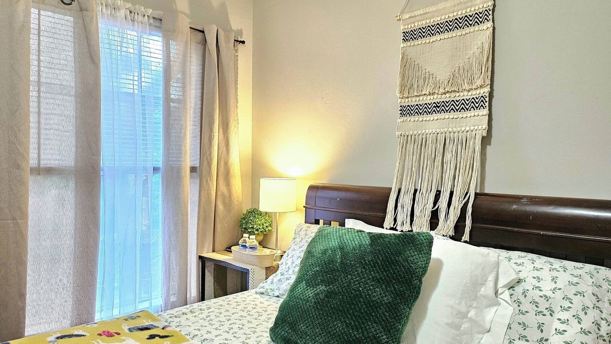 Stone Mountain House | Charming 1-bedroom . Bathroom and Others areas Shared.