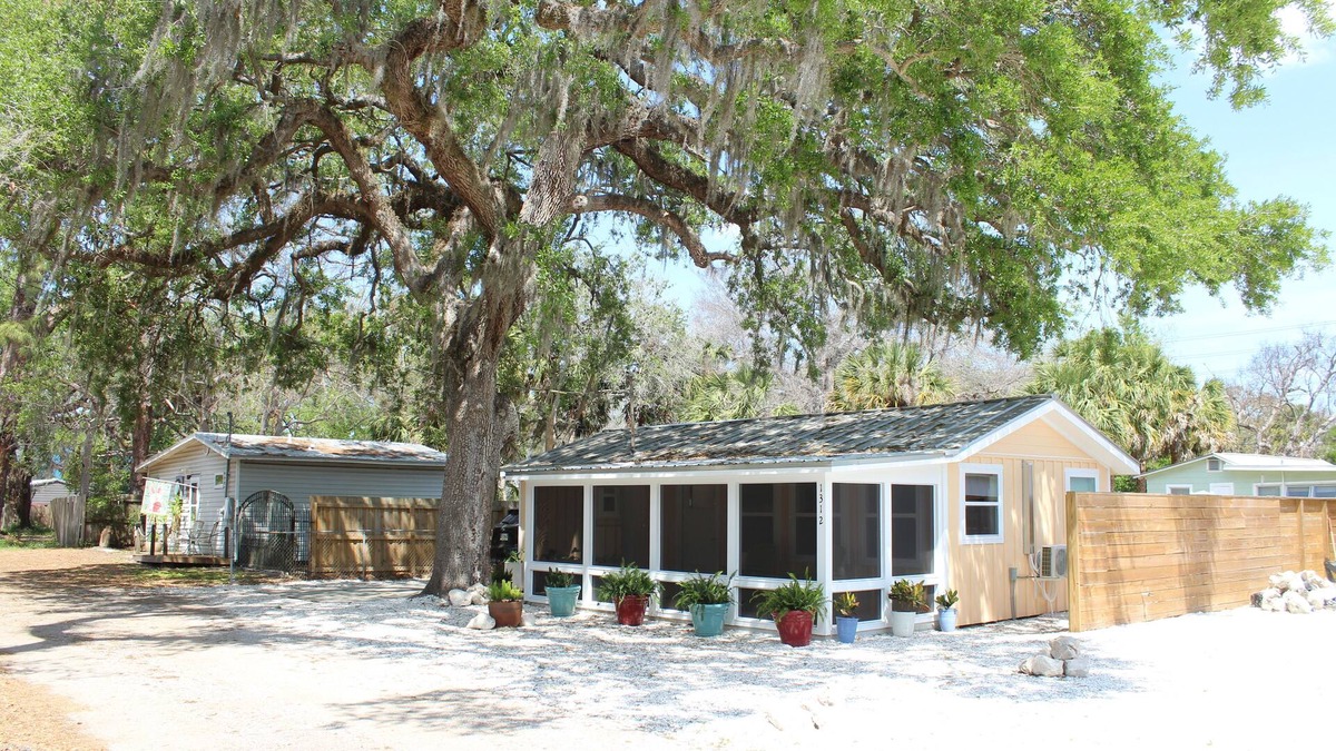 Holiday House | Charming 1-bedroom house with AC, WiFi in enchanting Tarpon Springs