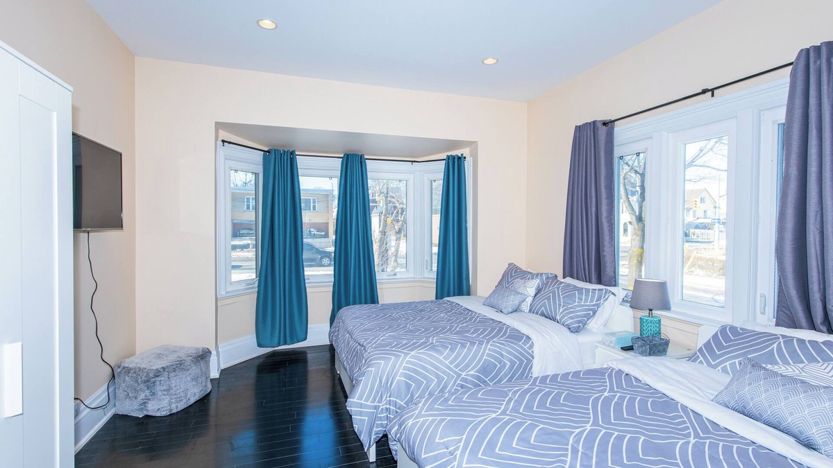 Niagara Falls Apartment | Charming 1-Bedroom Retreat with Central Air – Prime Location!"