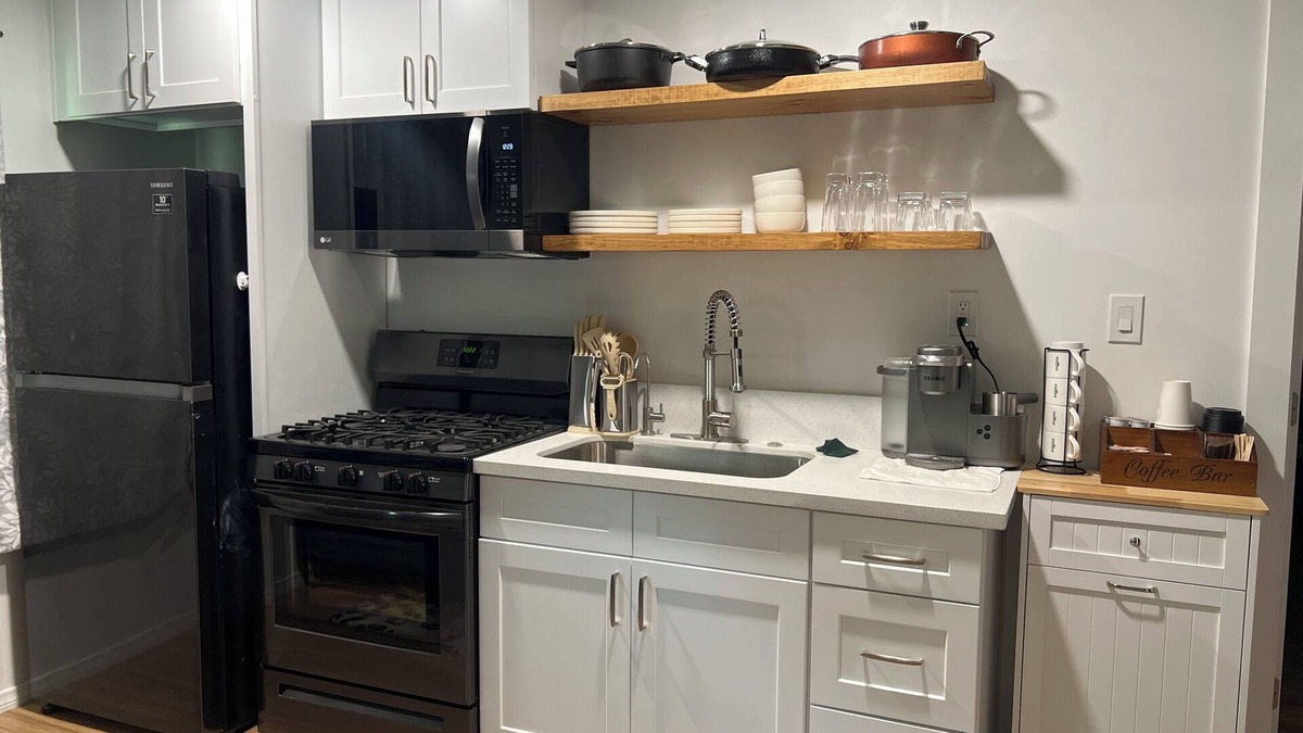 Newhall House | Charming 1-bedroom house with WiFi and kitchen in Santa Clarita