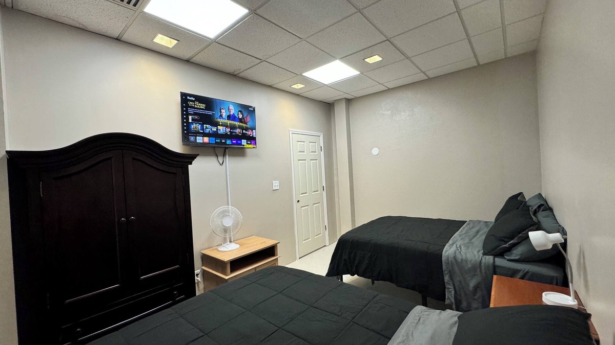 Glen Iris Apartment | Charming 1-bedroom apartment with AC, fitness room private parking .