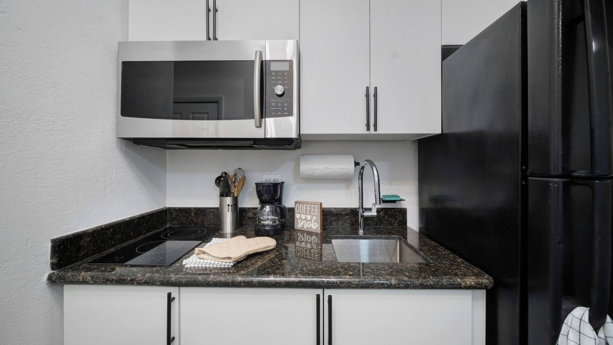 Sunrise Apartment | Charming 1-bedroom aFLL apartment near Sawgrass & Hard Rock with WiFi, AC.
