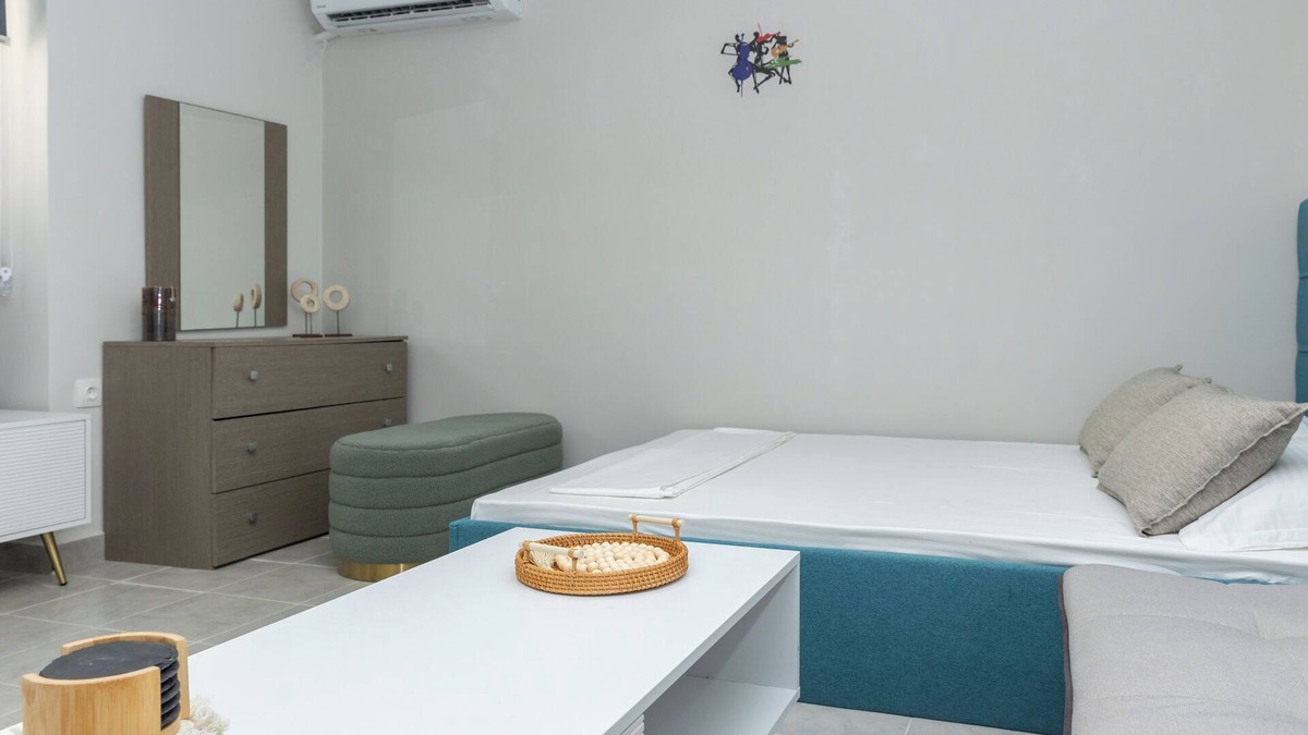 Keratsinion Apartment | Charming 1-bedroom apartment in fabulous Keratsini with WiFi, AC