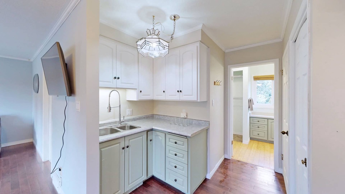 Breslau House | Charming 1 Bedroom Apartment Overlooking Garden