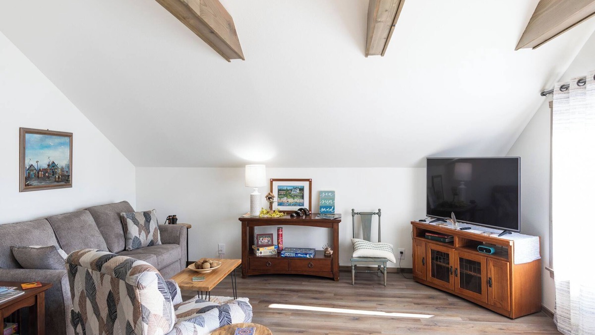 Seabeck Apartment | Charming 1-bedroom apartment with deck to view beautiful Seabeck Bay