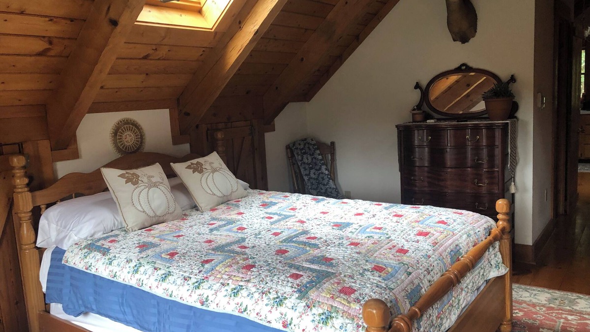 Boston Apartment | Charming 1-bedroom apartment with AC and WiFi close to old rag and local winery