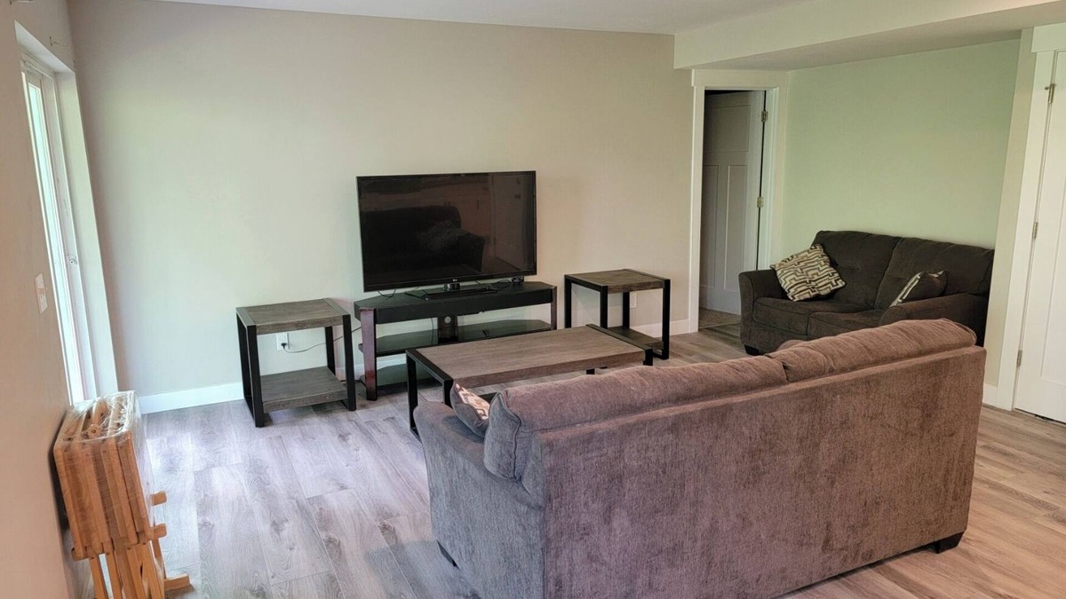 Eastside Apartment | Charming 1-bedroom apartment in terrific Tacoma with WiFi, AC. n420 friendly.
