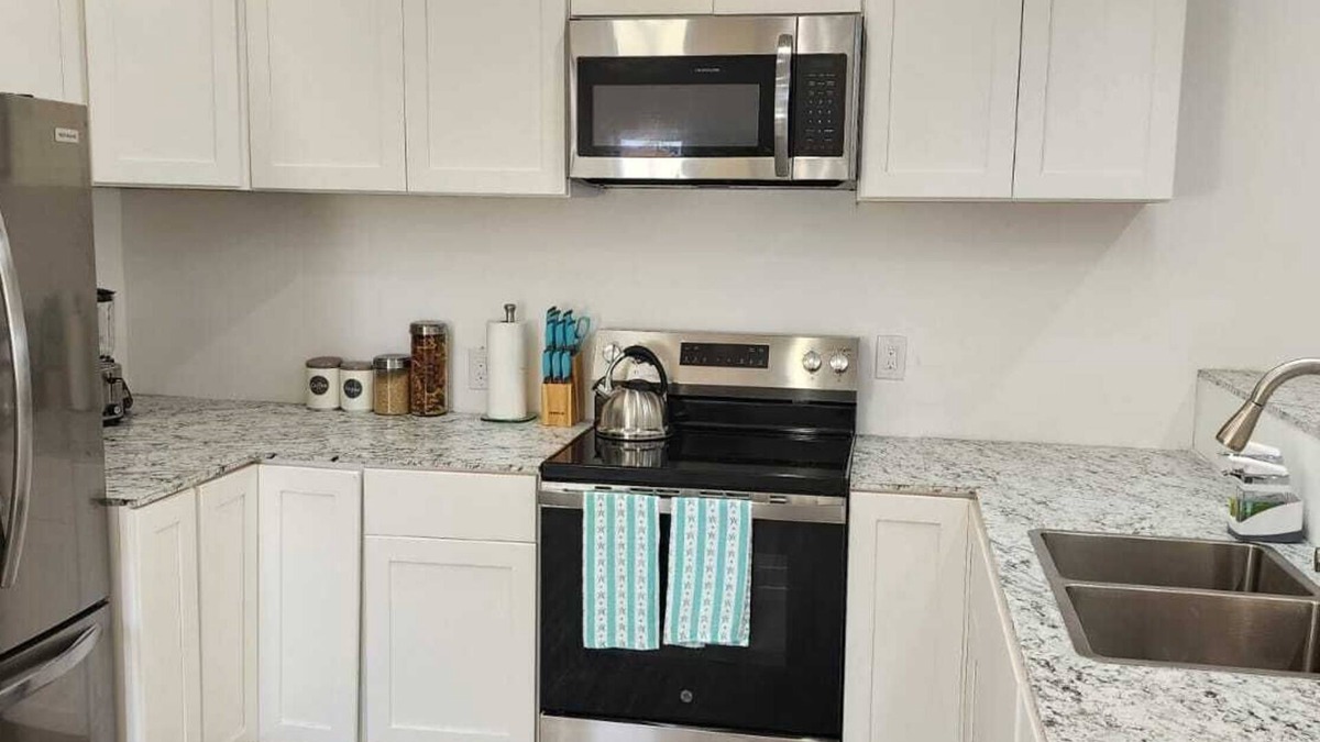 Rokers Point Condo | Charming 1-bedroom Beachfront condo in serene Steventon
