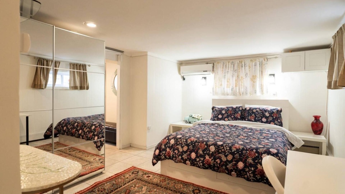 Roslyn Apartment | Charming 1-bedroom beautifully furnished apartment in quaint Roslyn w/Parking