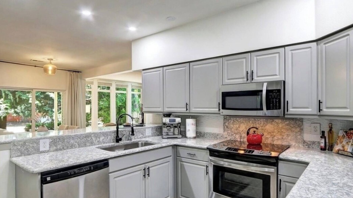Mukilteo Condo | Charming 1-bedroom condo with large den and open concept living room