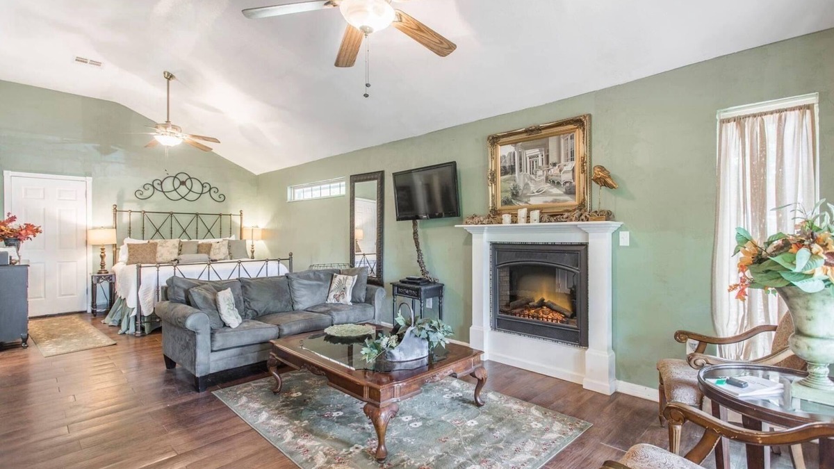 Guthrie Cottage | Charming 1-bedroom cottage in welcoming Guthrie with hot tub and jacuzz, kitchen
