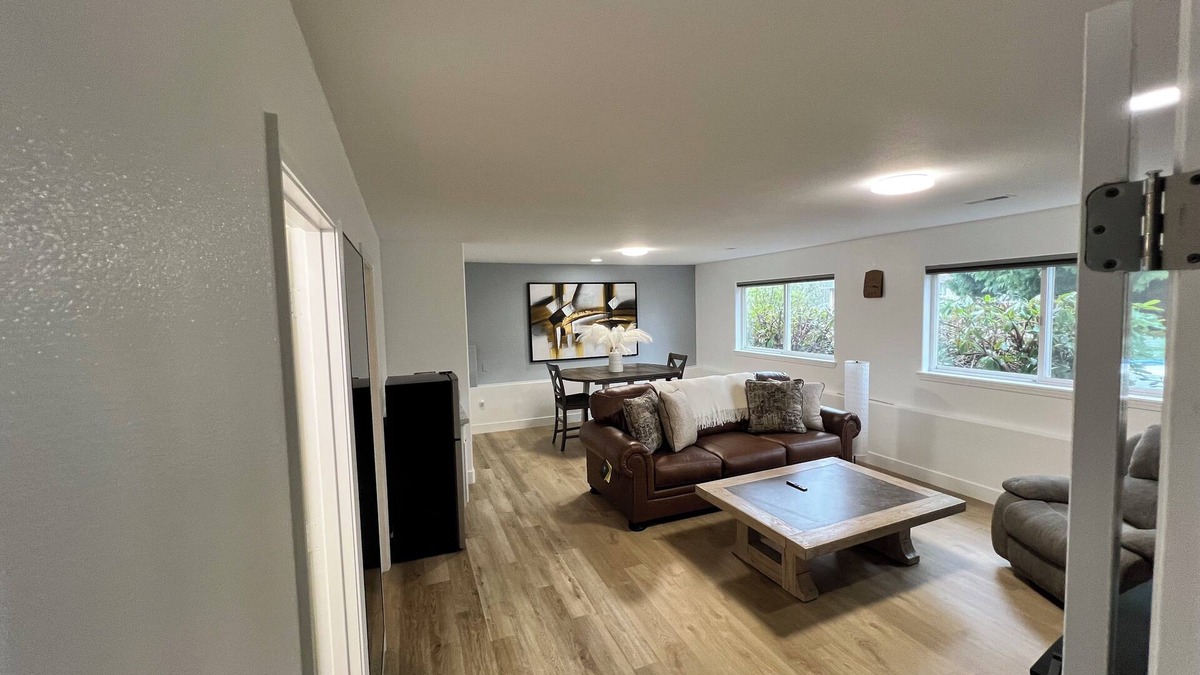 Marysville House | Charming 1-bedroom downstairs unit/suite with living room and AC in Marysville
