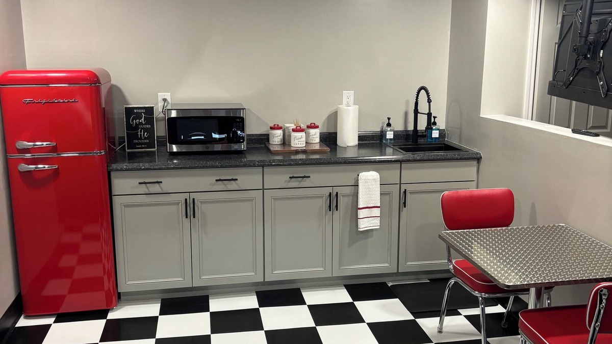 Morrow Apartment | Charming 1-bedroom diner theme apartment with AC and WiFi in Morrow