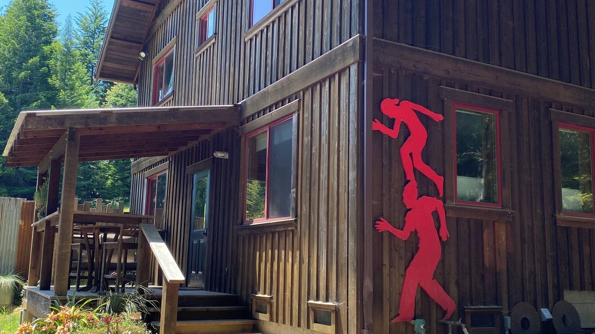 Elk Apartment | Charming 1-bedroom Garden view apartment in the Redwoods