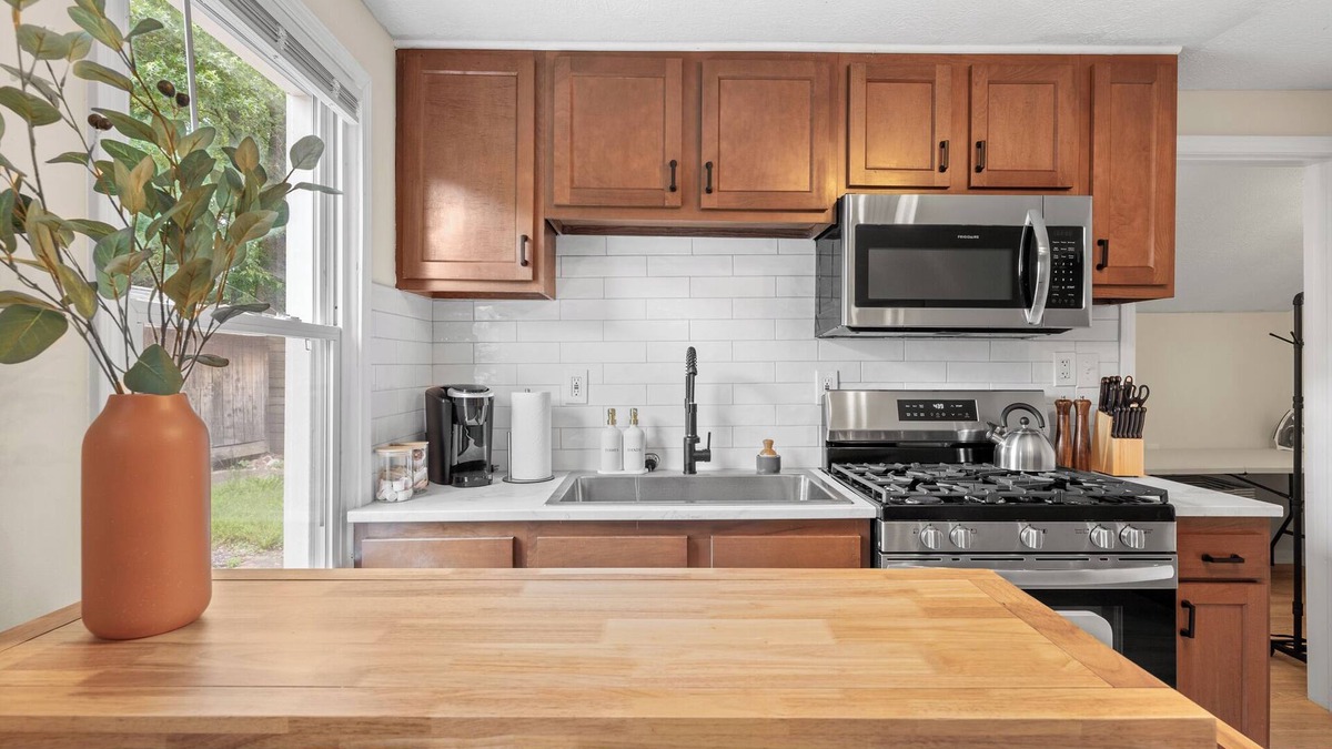 Ohio City House | Charming 1-bedroom house with WiFi, AC in peaceful Cleveland 3215