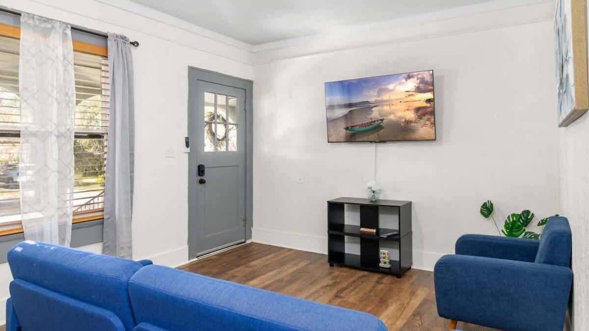East Lake Morton House | Charming 1-Bedroom Home in Lakeland!