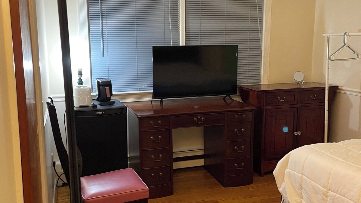 Oakton House | Charming 1-bedroom house in fabulous Fairfax with WiFi, AC, fitness room