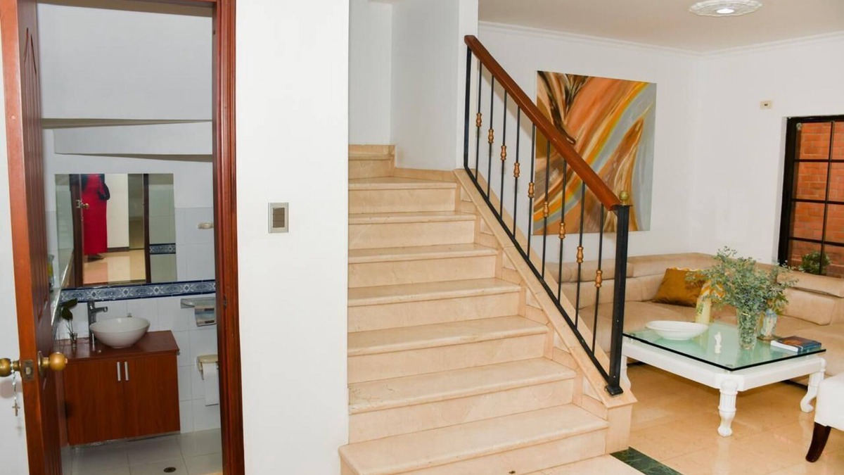 Ciudad Jardin House | Charming 1-bedroom house with AC, TV, bathroom, WiFi, pool, parking, camara