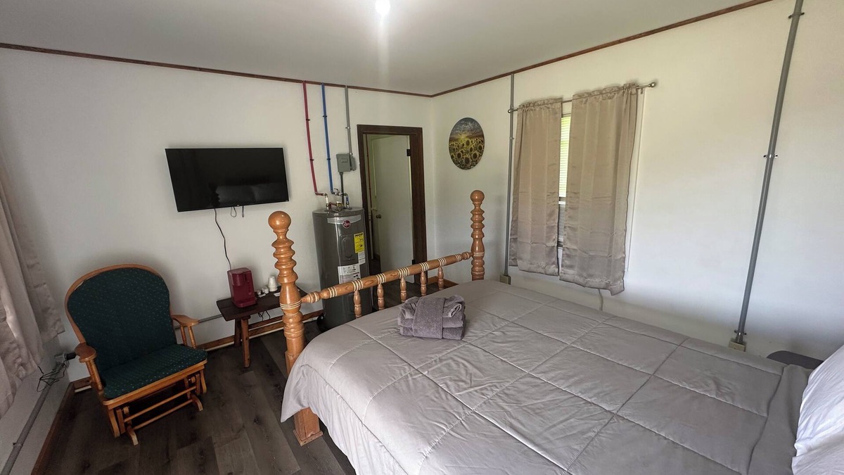 Isabella Apartment | Charming 1-bedroom in roadside motel in Copperhill with bar & grill on-site