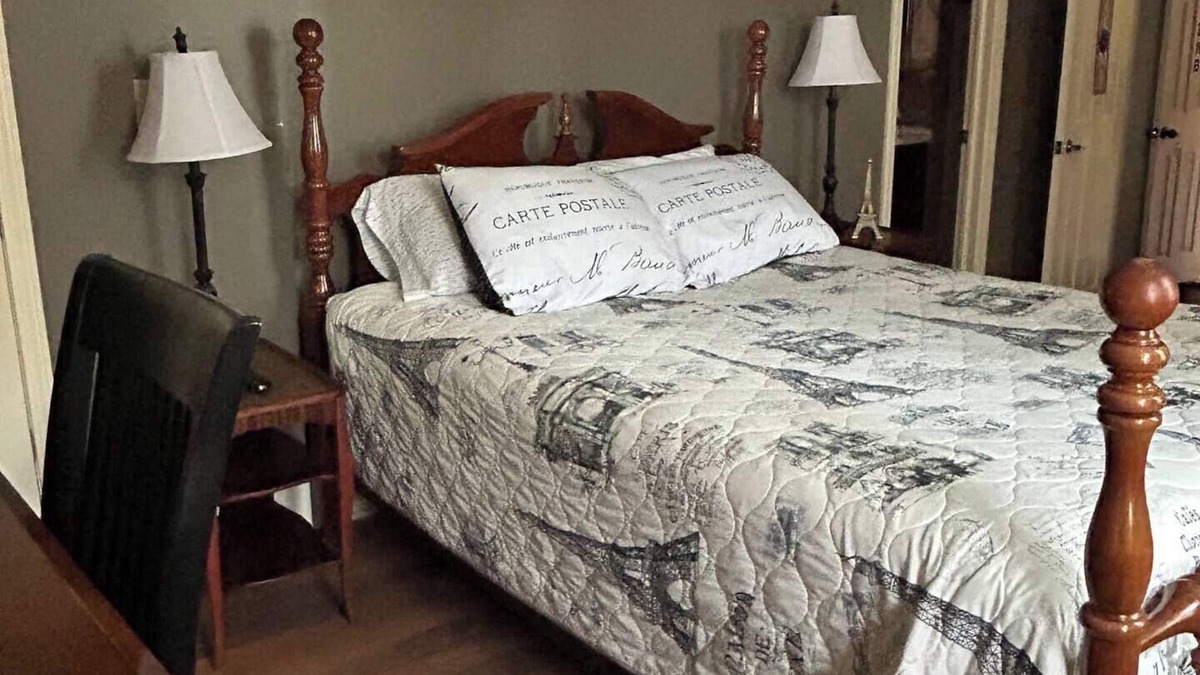 Albion Bed & Breakfast | Charming 1-bedroom in Italianate designed house in terrific Albion, NY