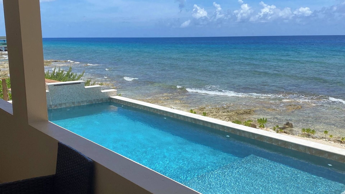 Creek House | Charming 1-bedroom house by the sea in quaint Cayman Brac