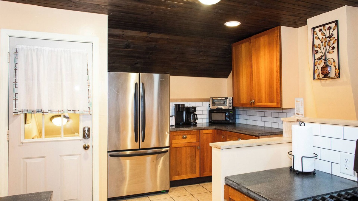 South End House | Charming 1-bedroom loft in Burlington with Treetop Views