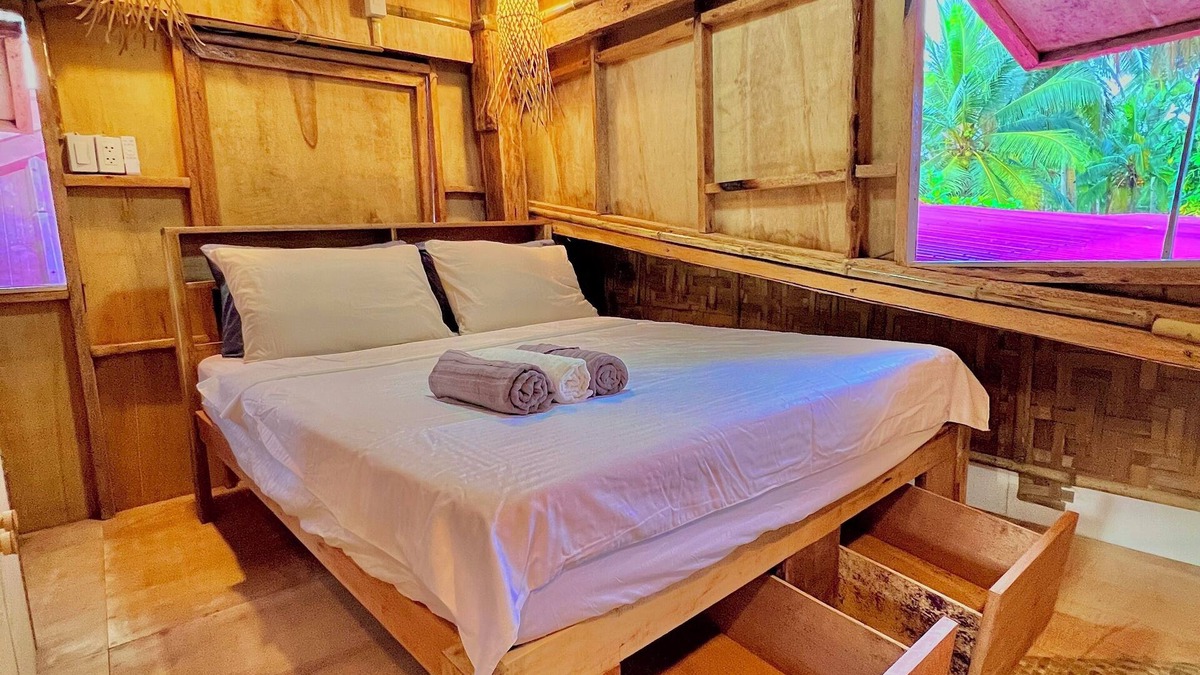 General Luna Cottage | Charming 1-Bedroom Cottage with Private Beach Access, Ocean 9, Queen Bed AC Wifi
