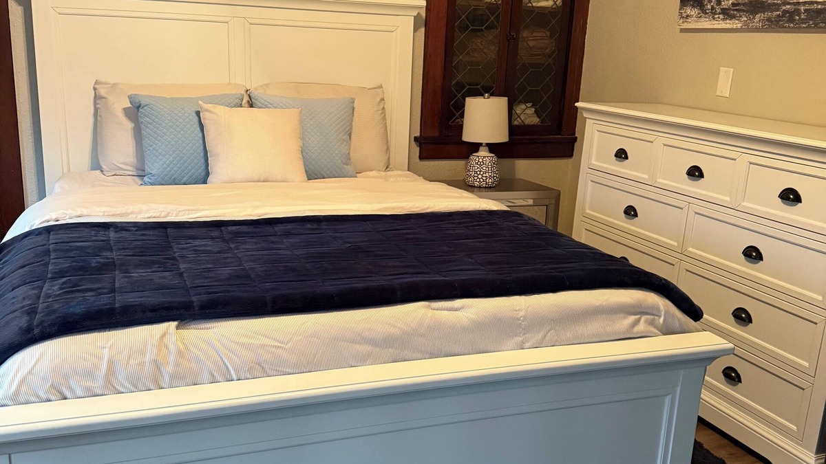 Dubuque Apartment | Charming, 1-bedroom, spacious duplex with sleeper sofa in delightful Dubuque.