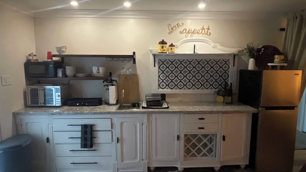 Bakersfield Apartment | Charming 1-bedroom apartment in lovely Bakersfield with AC, WiFi