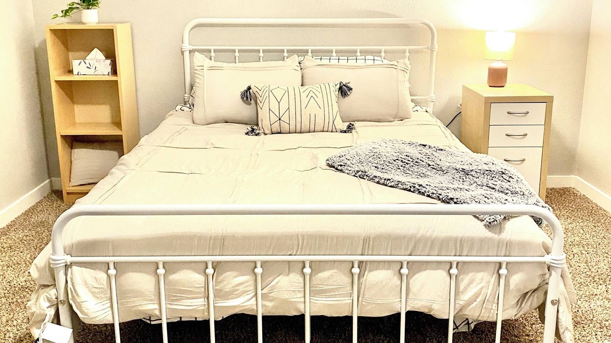 Cedar Rapids - Iowa City Apartment | Charming 1-bedroom apartment with WiFi, AC in brilliant Cedar Rapids