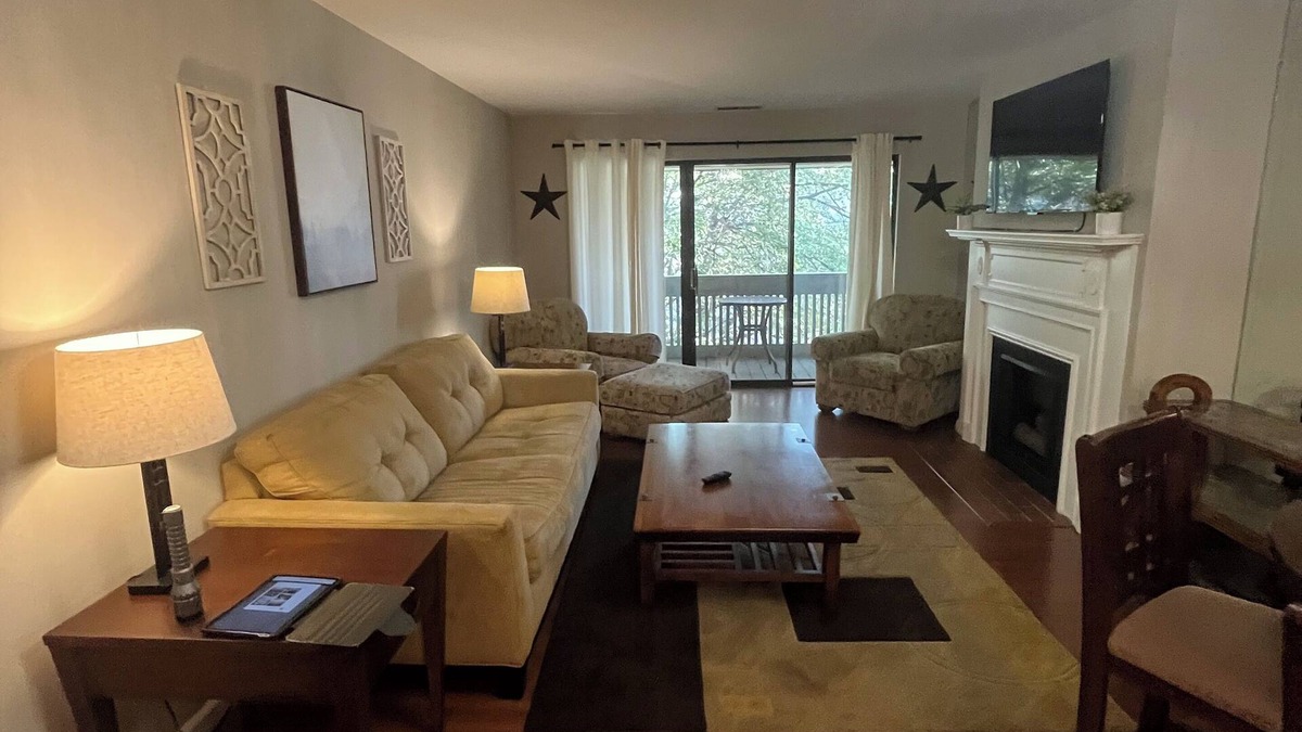 St. Louis Condo | Charming 1-bedroom condo in delightful Creve Coeur with WiFi, AC