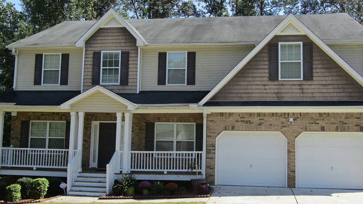 Clarkdale House | Charming 1-bedroom space with living room WiFi and AC in a shared space.