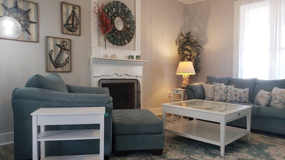 Shelbyville House | Charming 1 bedroom house in relaxing Shelbyville close to Toledo Bend Lake.