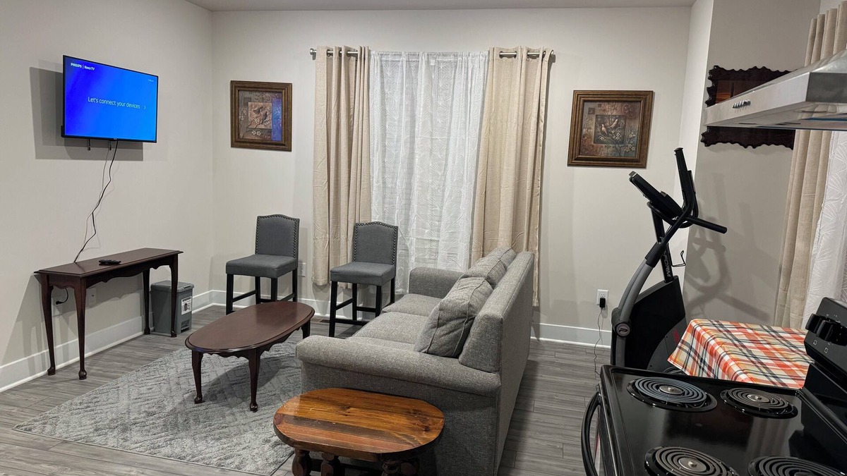 Waldorf House | Charming 1-bedroom house in White Plains with AC, fitness room, WiFi