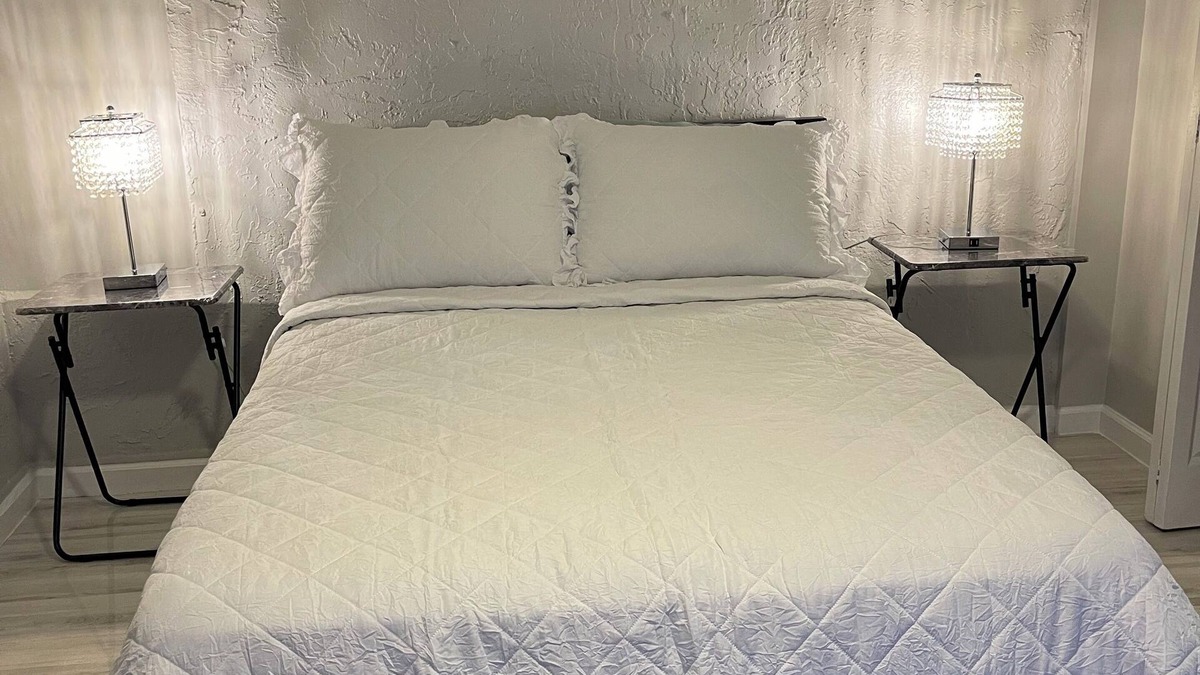 Tamarac House | Charming 1-bedroom with private entrance Tamarac.