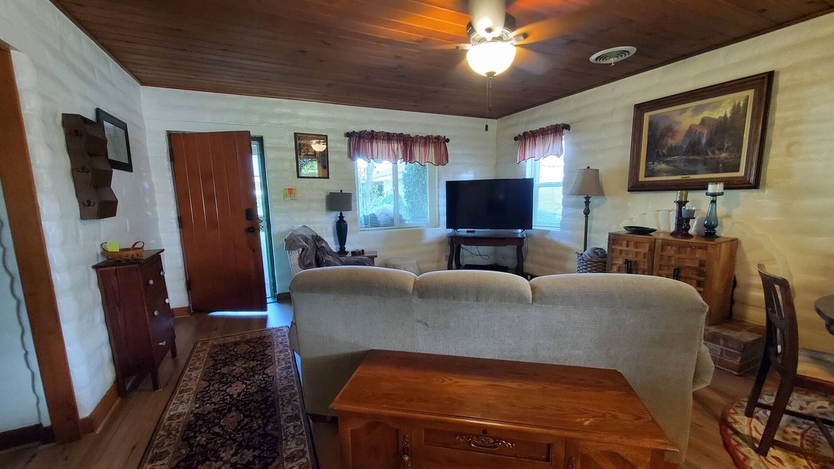 Raisin Cottage | Charming 1-bedroom, wood ceiling adobe cottage in Fresno, WiFi, AC, fitness room