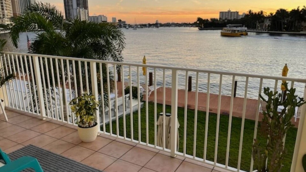 Barrier Island Condo | Charming 1-BR condo on Fort Lauderdale Beach, breathtaking Waterfront Views