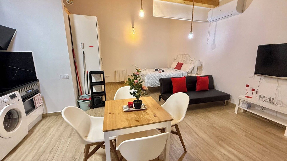 Pozuelo de Alarcon House | Charming 1-bedroom house in brilliant Pozuelo de Alarcón with WiFi, AC