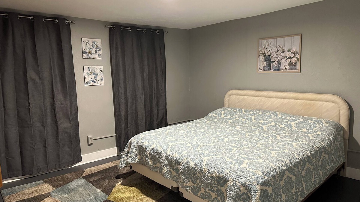 Johnstown Apartment | Charming 1-king-bedroom apartment in Johnstown