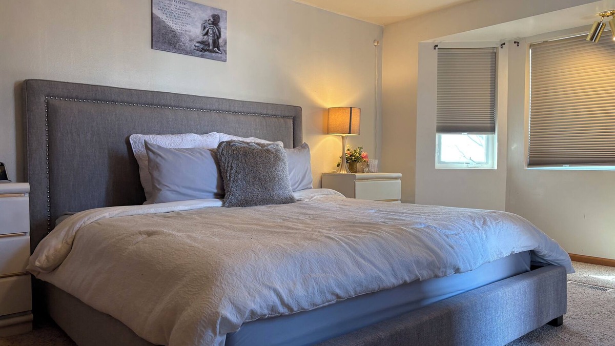 Burbank House | Charming 1 king suit with WiFi, AC