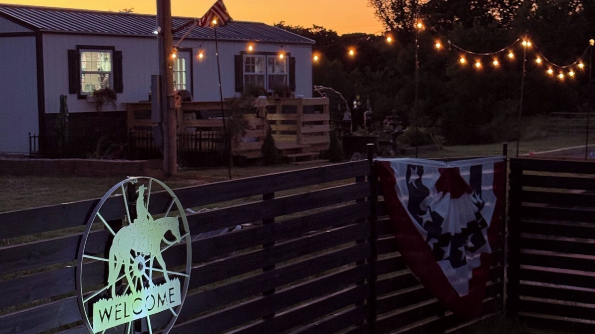 Shawnee House | Charming 1 room cottage with overnight horse boarding, country views, and WiFi
