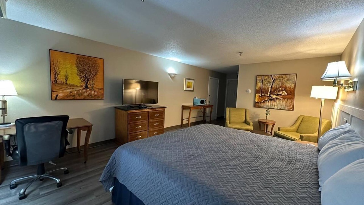 Presque Isle Hotel | Charming 10-bedroom hotel with fitness room, WIFI in peaceful Presque Isle Hotel