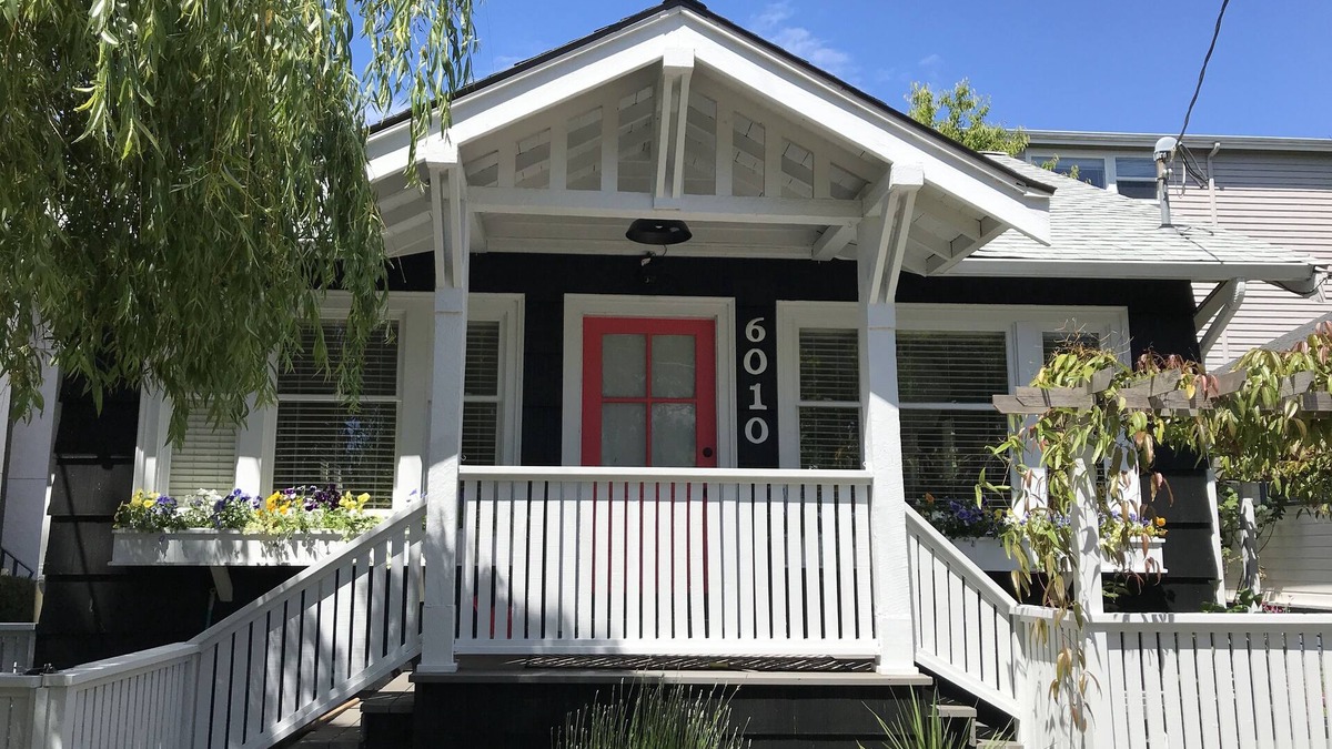Alki House | Charming 100 year old home - 1 Block from Beach Drive