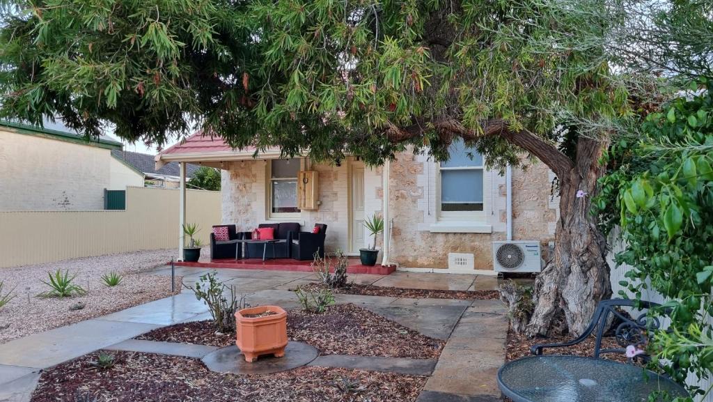 Moonta House | Charming 100 yr old cottage in the heart of Moonta