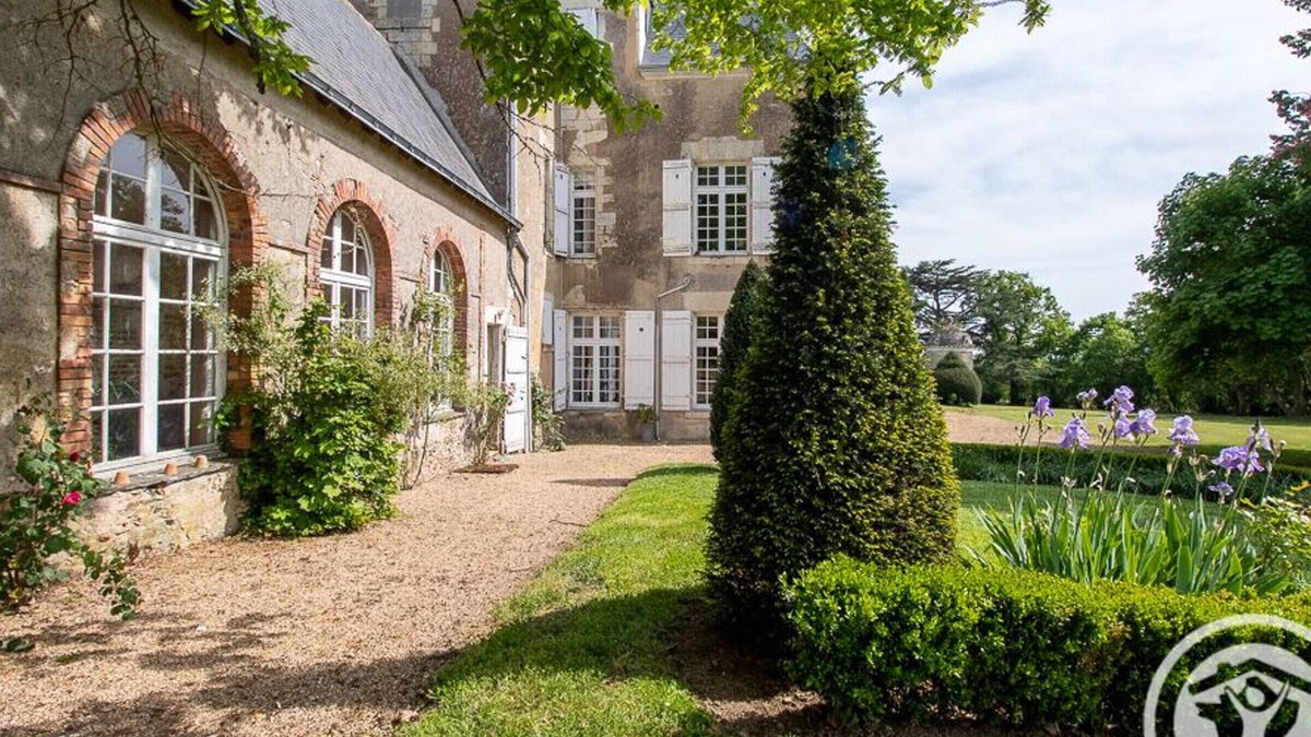 Rochefort-sur-Loire Cottage | Charming 15th-Century Family Cottage in Loire Vineyards with Park, Terrace, and Leisure Facilities