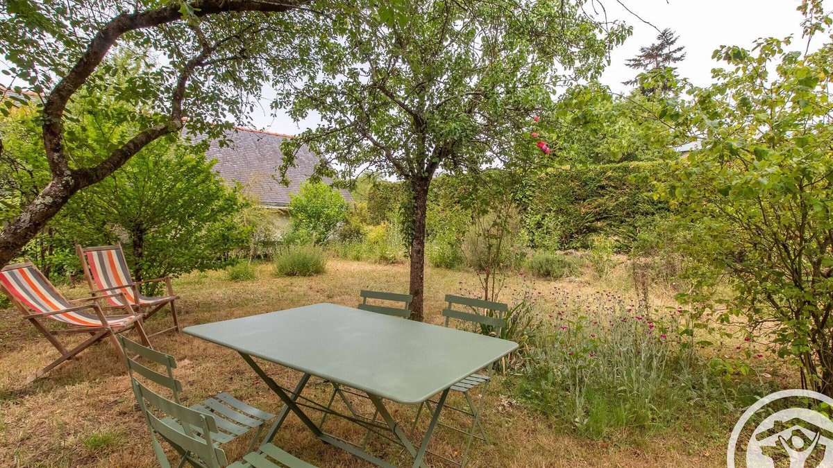 Huille Cottage | Charming 15th-Century Home with Garden, Near Loir River, Cyclist-Friendly, Close to Angers and La Flèche