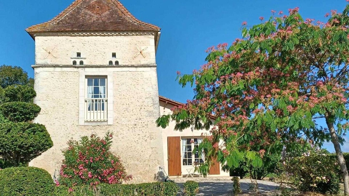 Saint-Romain Cottage | Charming 17th-Century Dovecote: Private Garden, Forest Nearby, Baby Equipment, Pet-Friendly