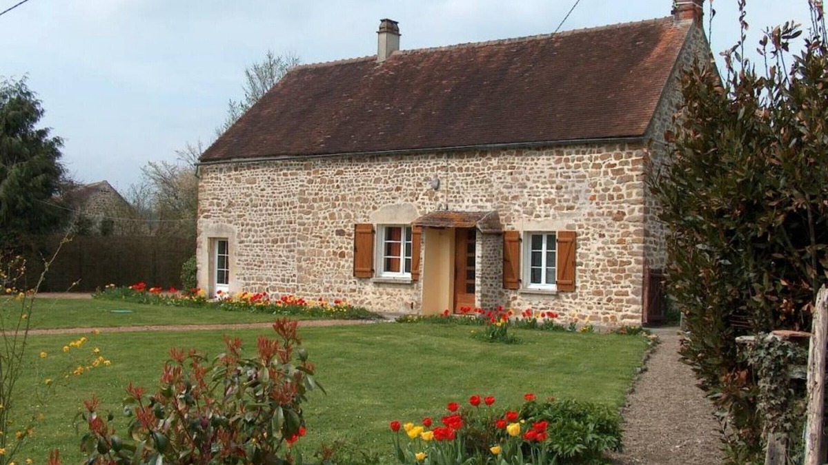 Boischampre Cottage | Charming 17th-Century Cottage, Gardens, WIFI, Near Sassy Castle & Vrigny Pond