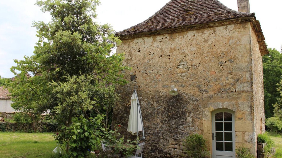 Monsac Cottage | Charming 17th-Century Farmhouse with Modern Comforts, Terrace & Pastoral Views