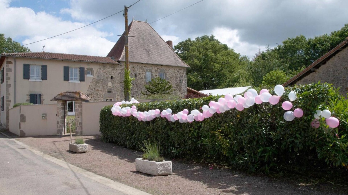 Esse Cottage | Charming 17th-Century Home with Pool, Fireplace, and Games - Accessible and Pet Friendly